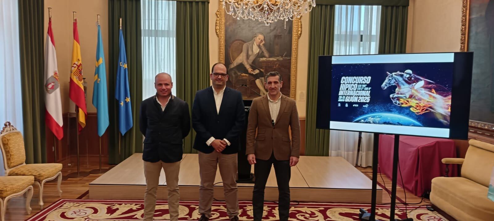 Julio Arias, Alejandro Ancín y Jorge Pañeda en la presentación de las novedades del Concurso Hípico de Gijón de 2025.