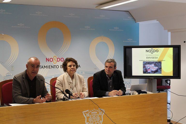 Desde la izquierda Antonio Muñoz ,Carmen Castreño y Felipe Castro