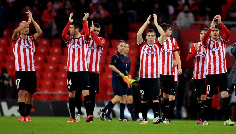 GRA506. BILBAO, 29/01/2015.- Los jugadores del Ath. de Bilbao celebran su pase a las semifinales de la Copa del Rey, tras derrotar por un gol a cero al Málaga, en el encuentro que han disputado esta noche en el estadio de San Mamés, en Bilbao. EFE/LUIS TEJIDO.