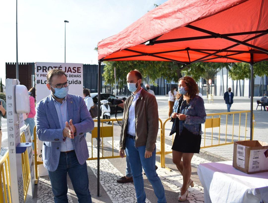 El alcalde Mateos en la entrada del mercado del Huerto de la Rueda