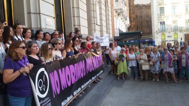 Cientos de vecinos han secundado la protesta por este asesinato machista de Raquel, una zaragozana de 37 años