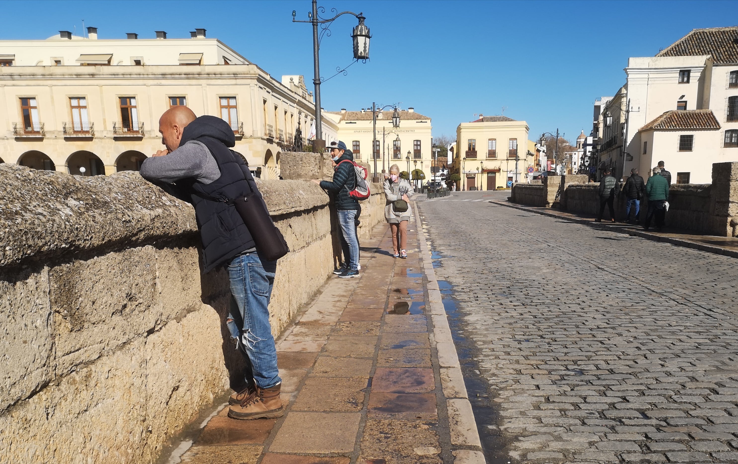 Varios visitantes en el Puente Nuevo de Ronda