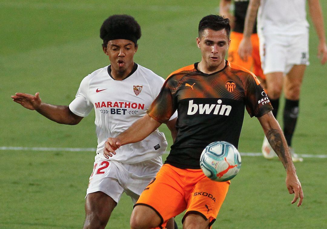 Jules Kounde of Sevilla and Maxi Gómez of Valencia in action during the spanish league, LaLiga, football match played between Sevilla FC and Valencia CF at Ramon Sanchez Pizjuan Stadium on July 19, 2020 in Sevilla, Spain. Manuel Gomez  AFP7 
 19072020 ONLY FOR USE IN SPAIN