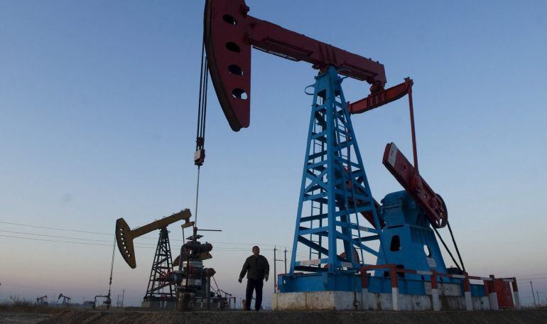 Un trabajador se encuentra bajo un pozo de petróleo.Fotografía de archivo. 