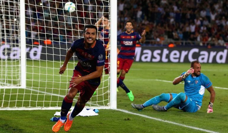 TBILISI, GEORGIA - AUGUST 11: Pedro of Barcelona celebrates scoring their fifth goal past Beto of Sevilla in extra time during the UEFA Super Cup between Barcelona and Sevilla FC at Dinamo Arena on August 11, 2015 in Tbilisi, Georgia. (Photo by Chris Brunskill/Getty Images)