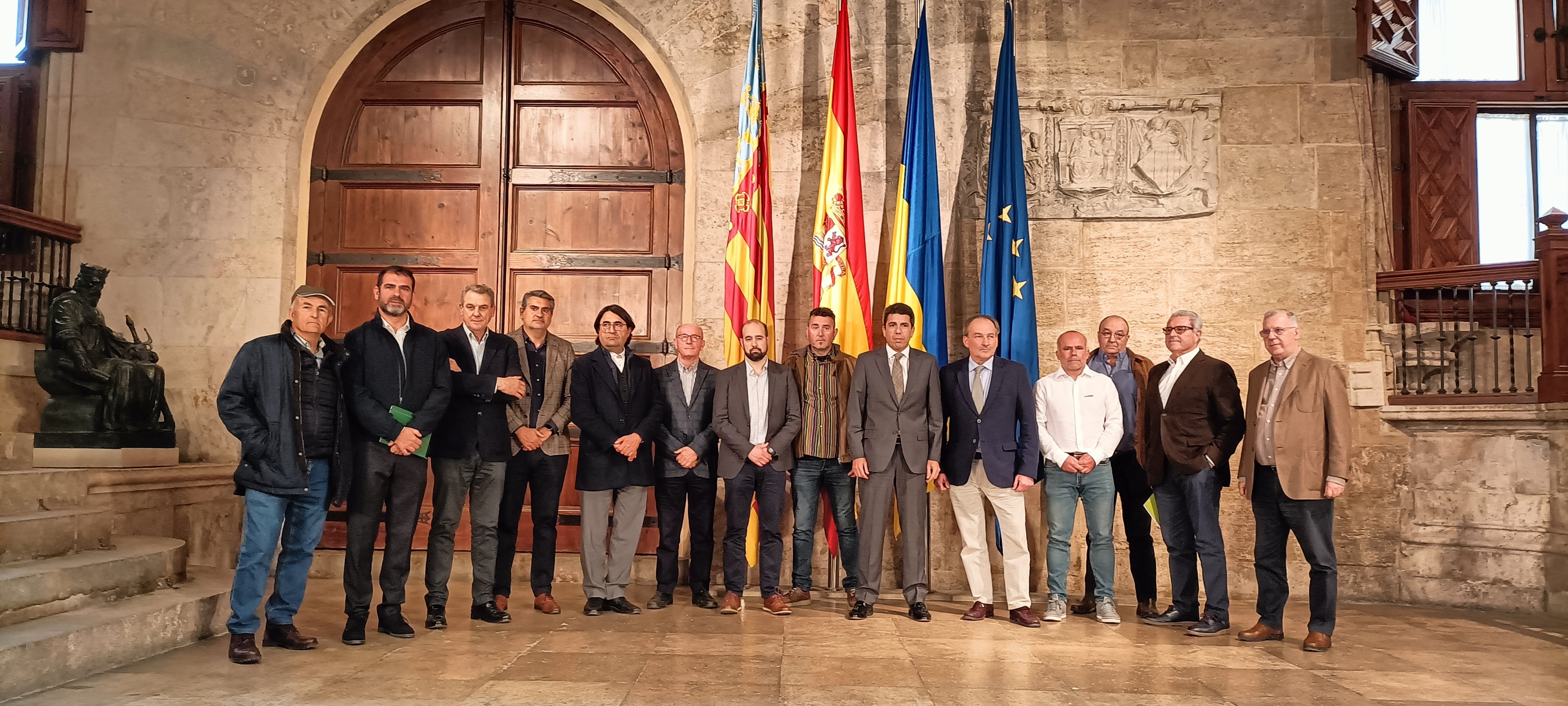 Representantes de asociaciones agrarias y cooperativas con el president Carlos Mazón