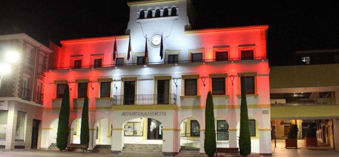 El ayuntamiento de San Sebastián de los Reyes iluminado con los colores de su bandera 