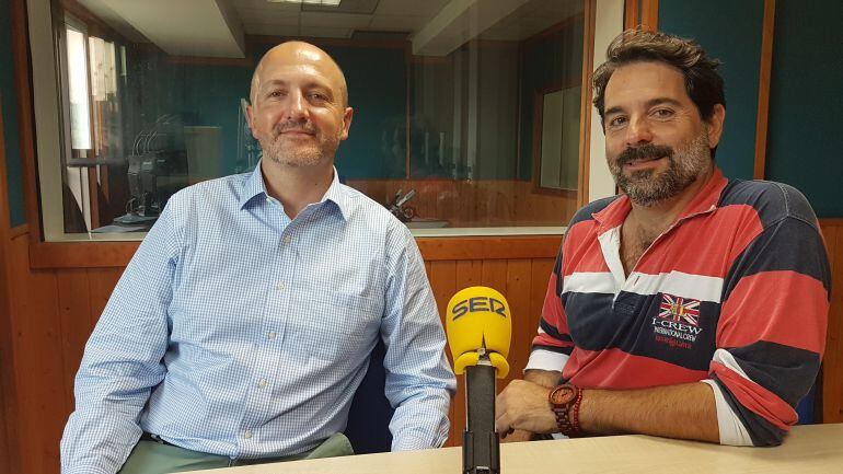 Luis Marina y Román San Emeterio en el estudio de la Ventana de Cantabria 