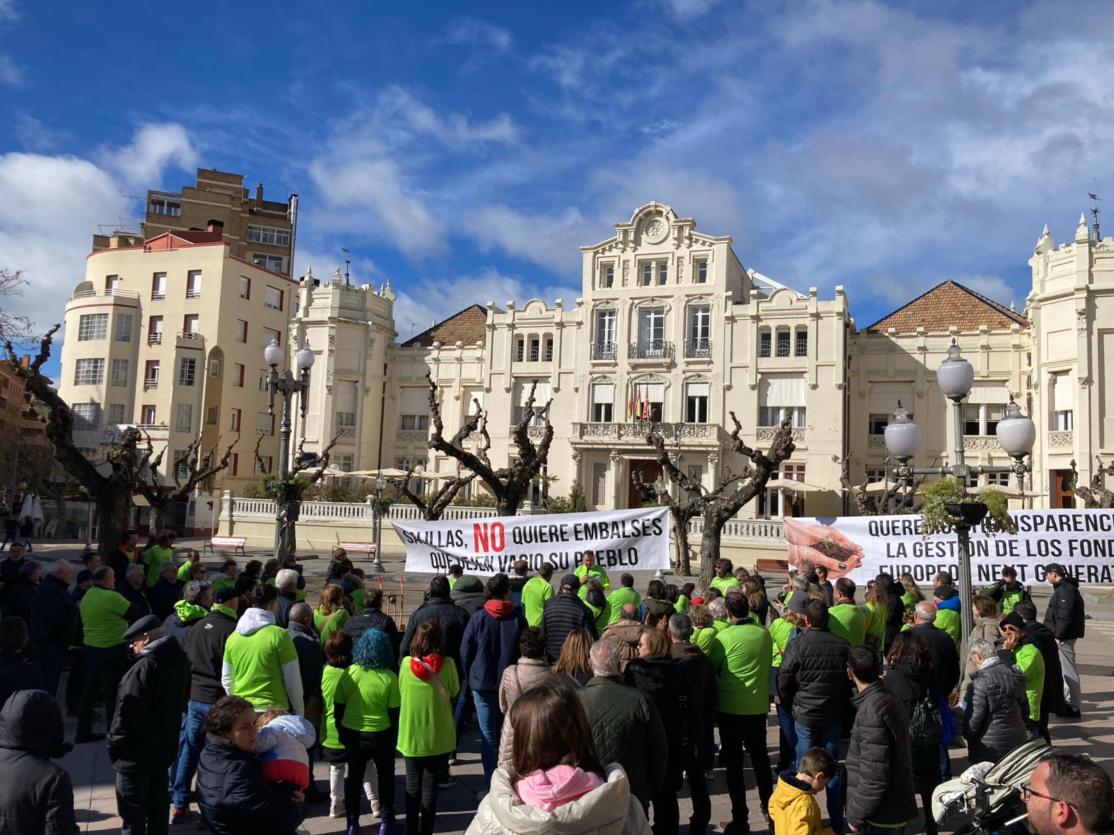 Protesta de los vecinos de Salillas en la plaza Navarra de Huesca