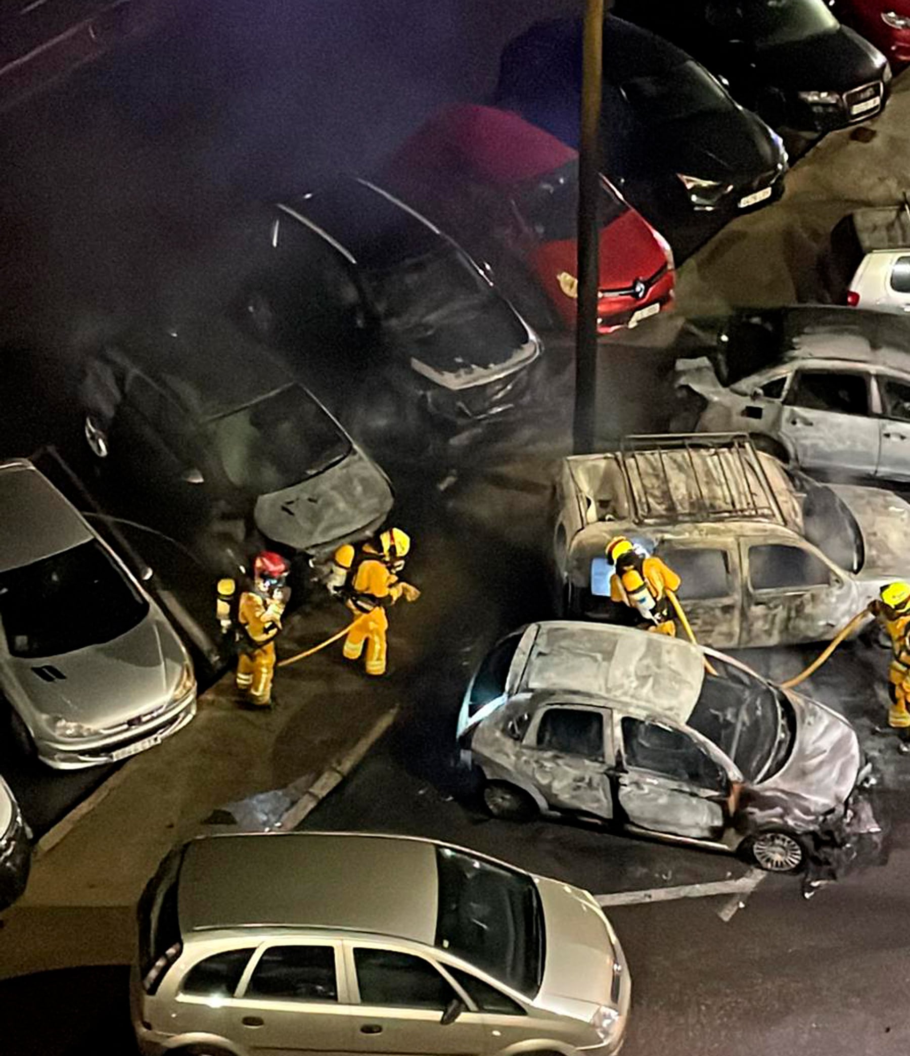 Los coches afectados poco después de la actuación de los bomberos
