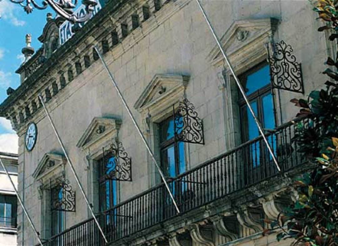 Fachada de la casa consistorial que desde hoy se iluminará de azul en homenaje a los sanitarios que trabajan en esta crisis provocada por el Covid-19.