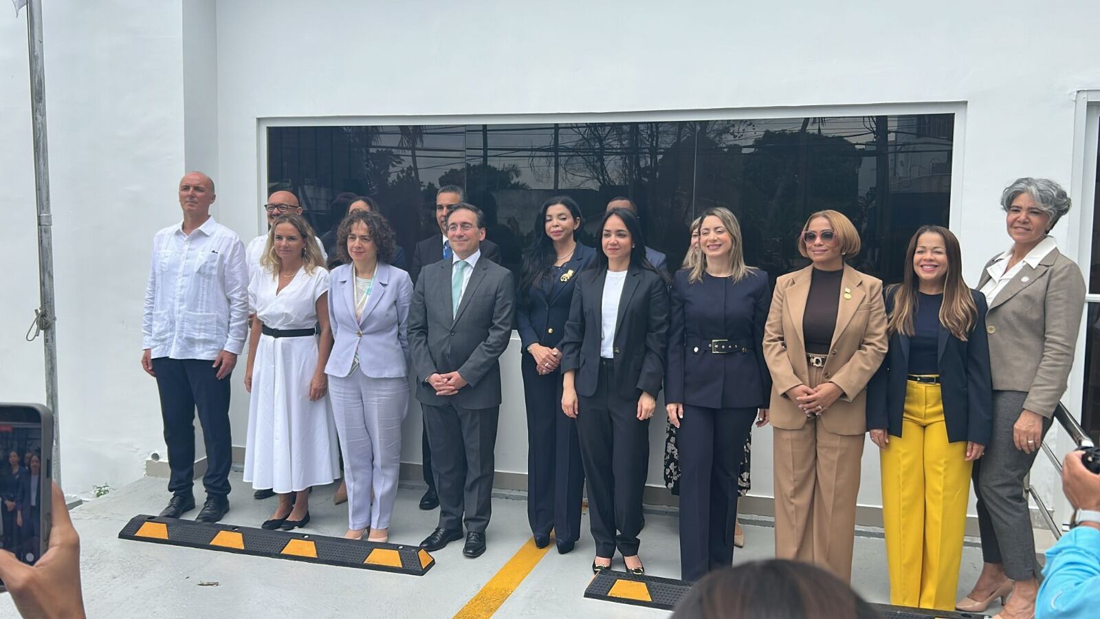 El Ministro Español de Exteriores, José Manuel Albares, junto a las autoridades Dominicanas y cooperantes de la Agencia Española de Cooperación Internacional, donde ha visitado un centro para mujeres maltratadas financiado por España
