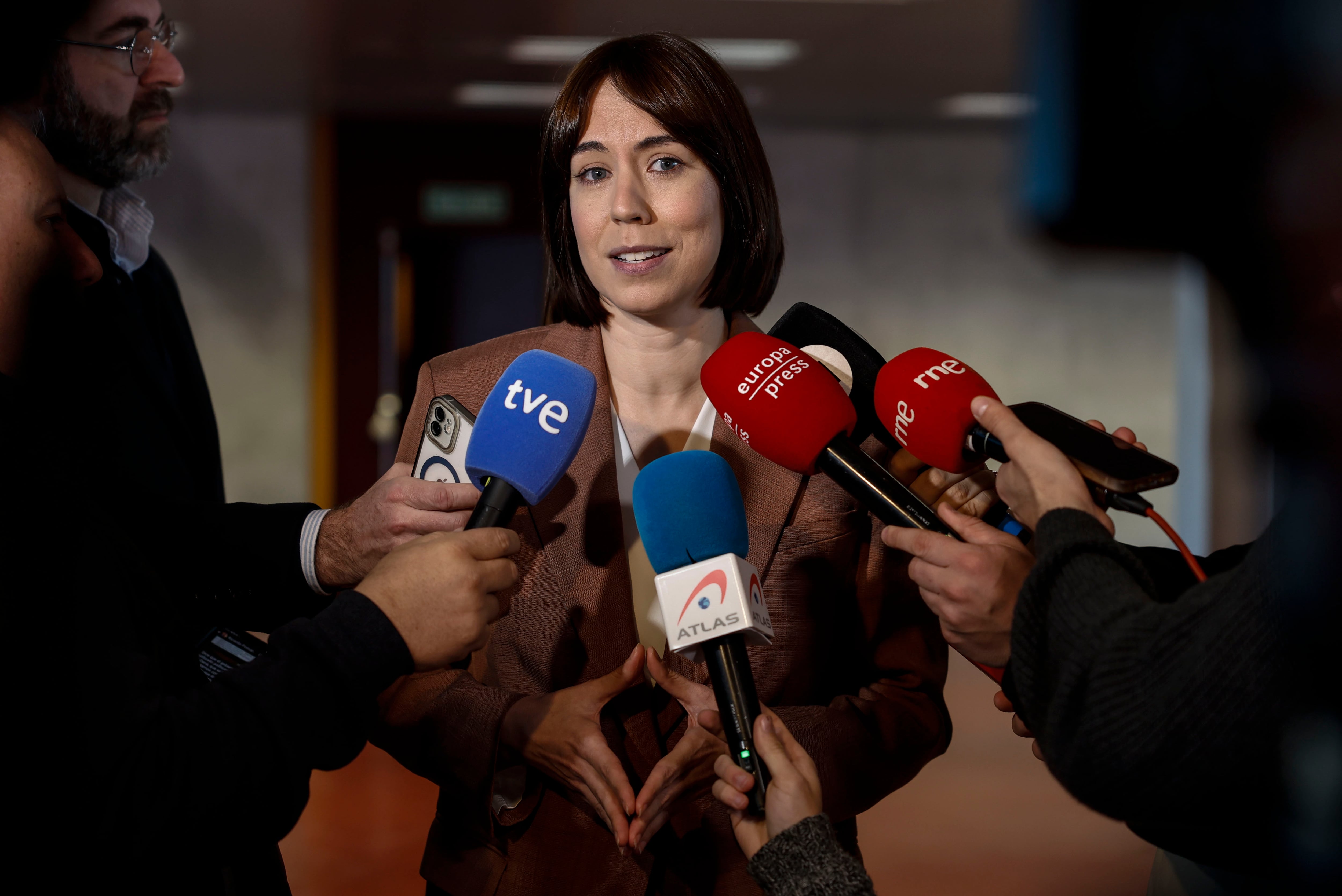 La ministra de Ciencia, Innovación y Universidades, Diana Morant, preside el acto &#039;Innovación y cooperación en el espacio: la Constelación Atlántica y el apoyo a Emergencias&#039;. En la imagen Morant atiende a los medios de comunicación.