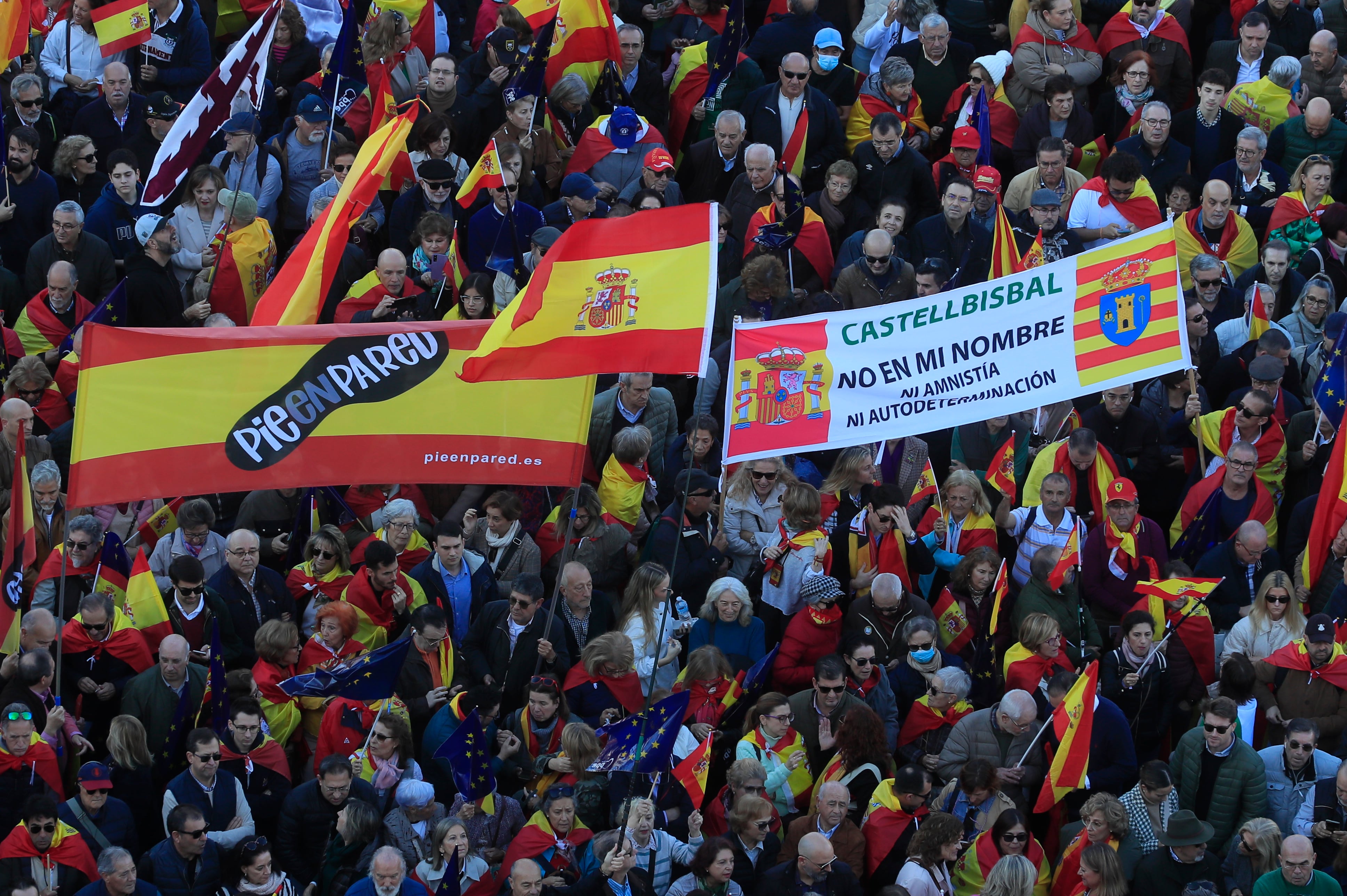 Miles de personas acuden a la manifestación convocada este sábado por un centenar de organizaciones de la sociedad civil contra la amnistía