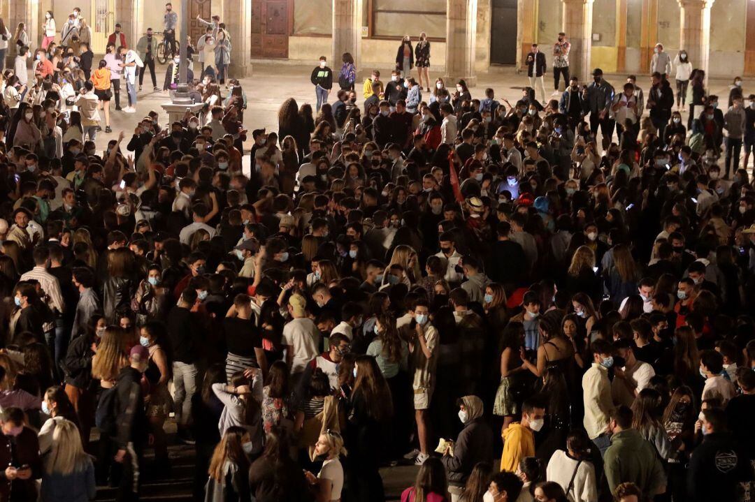La Plaza Mayor de Salamanca, llena de jóvenes la noche del sábado al domingo, momento en el que terminó el estado de alarma en España