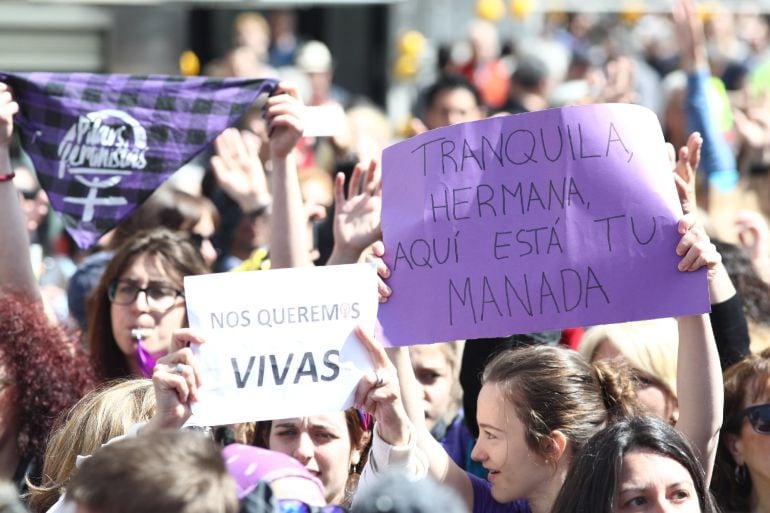 Protestas durante el acto de entrega de las medallas de la Comunidad de Madrid