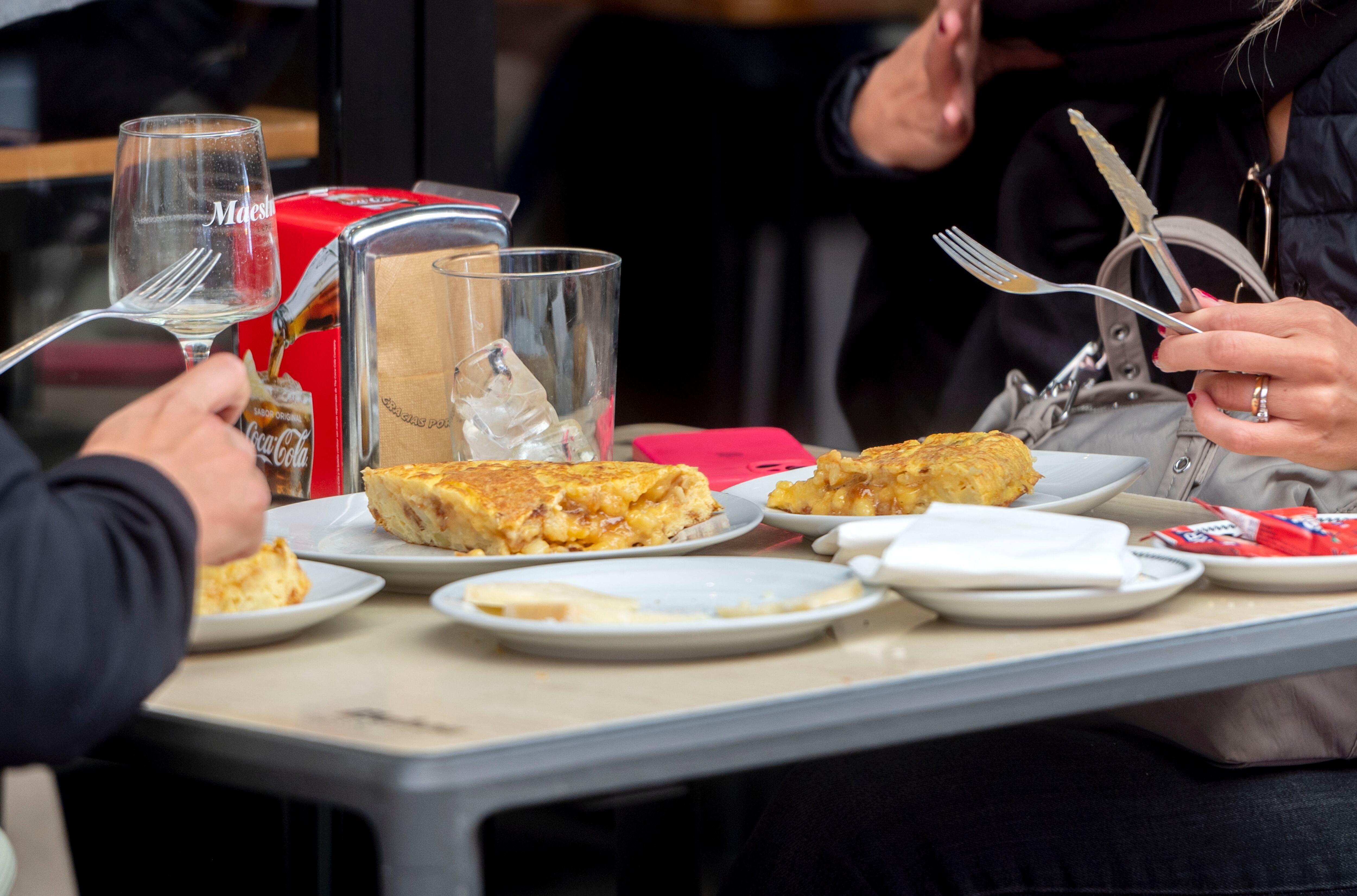 Suben a 21 los ingresados por intoxicación alimentaria en un hotel de La Manga