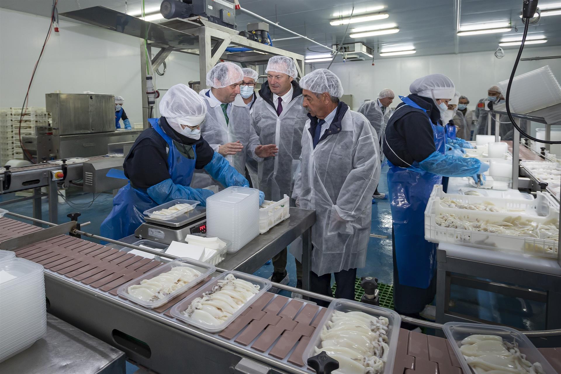 El presidente de Cantabria, Miguel Ángel Revilla, y el consejero de Alimentación, Guillermo Blanco, visitan la empresa Boreal Artik