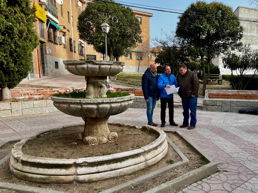 El alcalde de Colmenar Viejo, Jorge García Díaz, y el concejal de Medio Ambiente, Felipe Mansilla Nogales, visitan las obras de reforma de la plaza de La Vaquilla