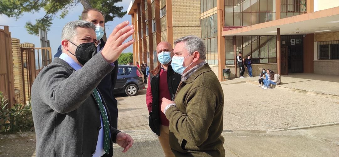 Antonio Sutil, delegado territorial de Educación; Juan Latorre, alcalde de Arjona; Manuel Alberto Jaén, teniente alcalde; Manolo
Sánchez, director IES Ciudad de Arjona