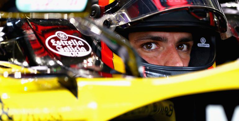 Carlos Sainz mira de reojo dentro del box