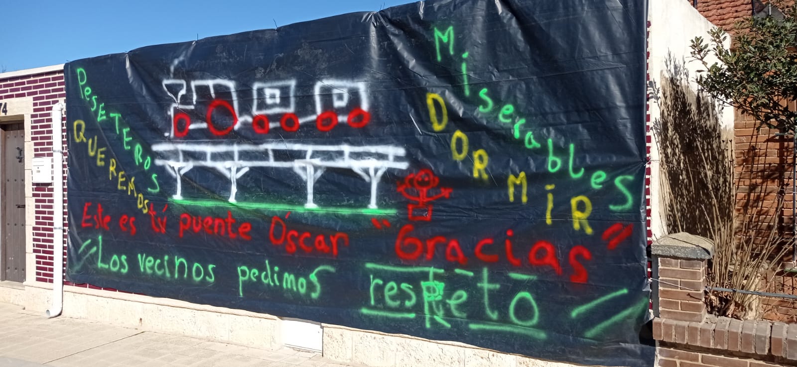 Así lucen las fachadas del Camino Viejo de Husillos en protesta por las obras de ADIF