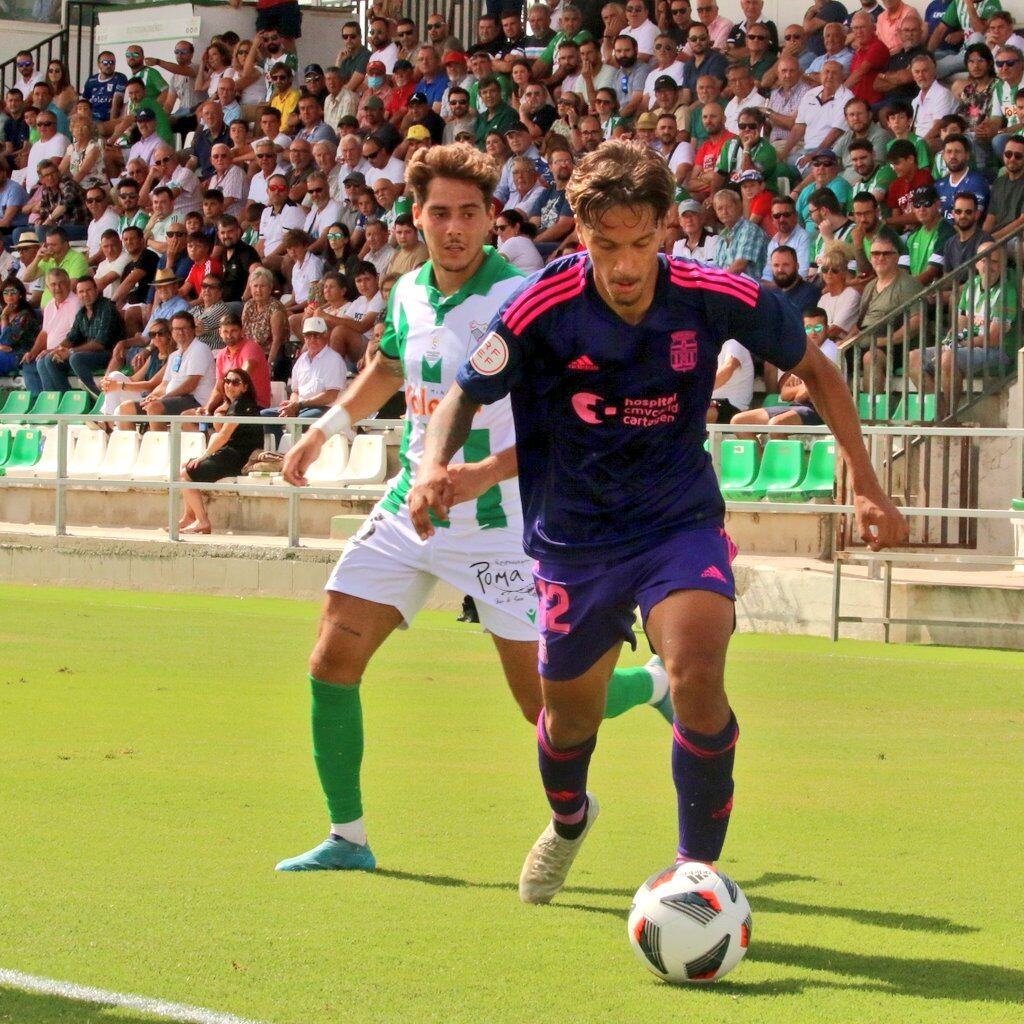 Enrico Dueñas pugna por un balón