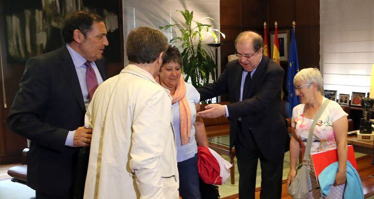 Imagen de la reunión que ha mantenido el presidente de la Junta de Castilla y León, Juan Vicente Herrera, con representantes de las plataformas en defensa de la sanidad pública de Castilla y León