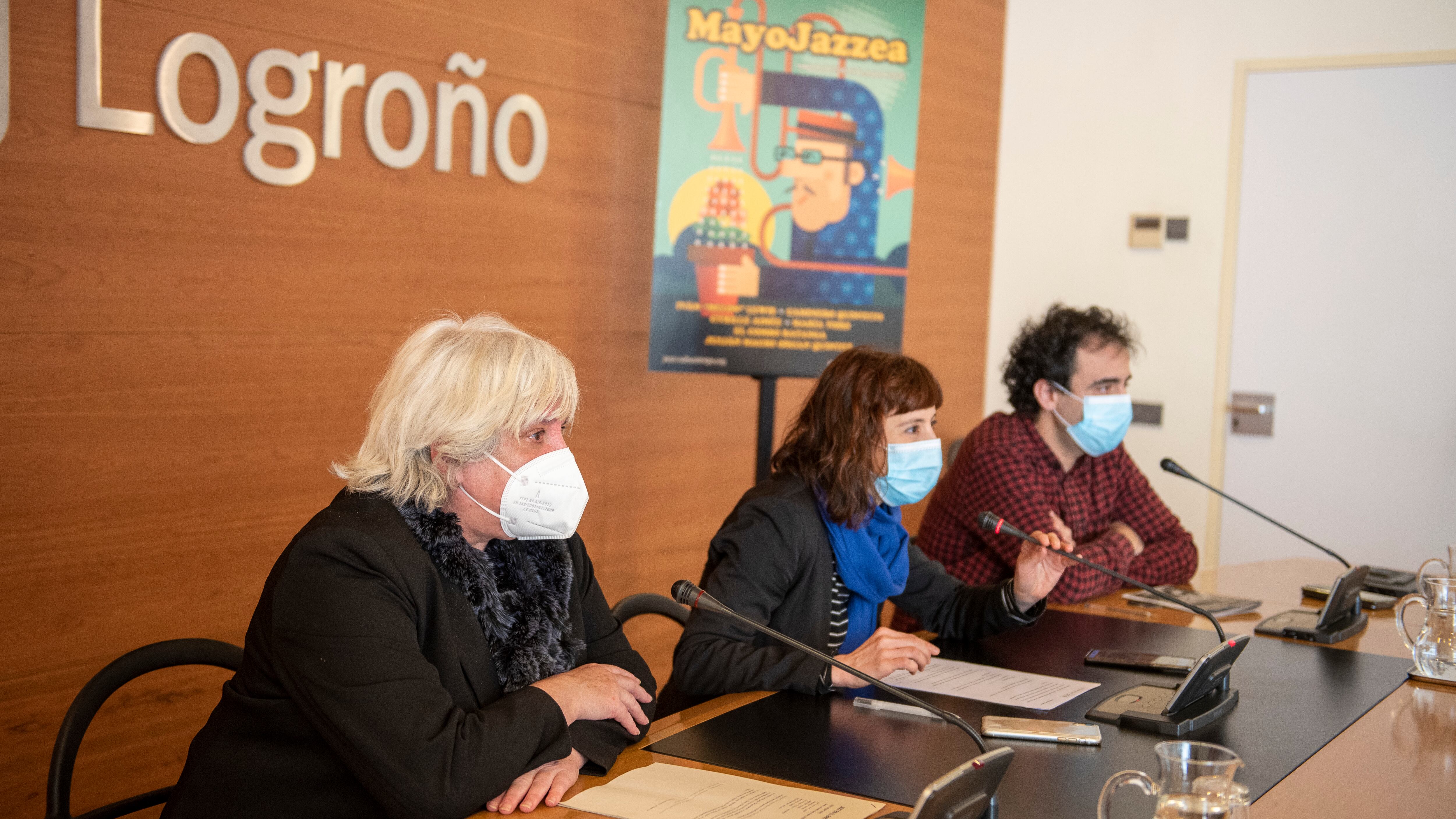 La directora general de Cultura, Ana Zabalegui, la concejala de Cultura del Ayuntamiento de Logroño, Carmen Urquía, y el programador de Cultural Rioja, Juan García Calvo presentan el Festival Mayo Jazzea