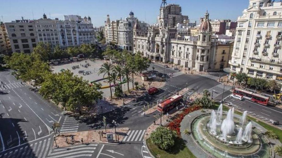 Plaza del Ayuntamiento de València cerrada al tráfico