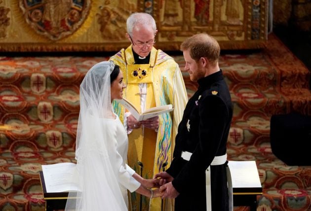 Príncipe Harry y Meghan Markle durante el intercambio de votos y anillos.