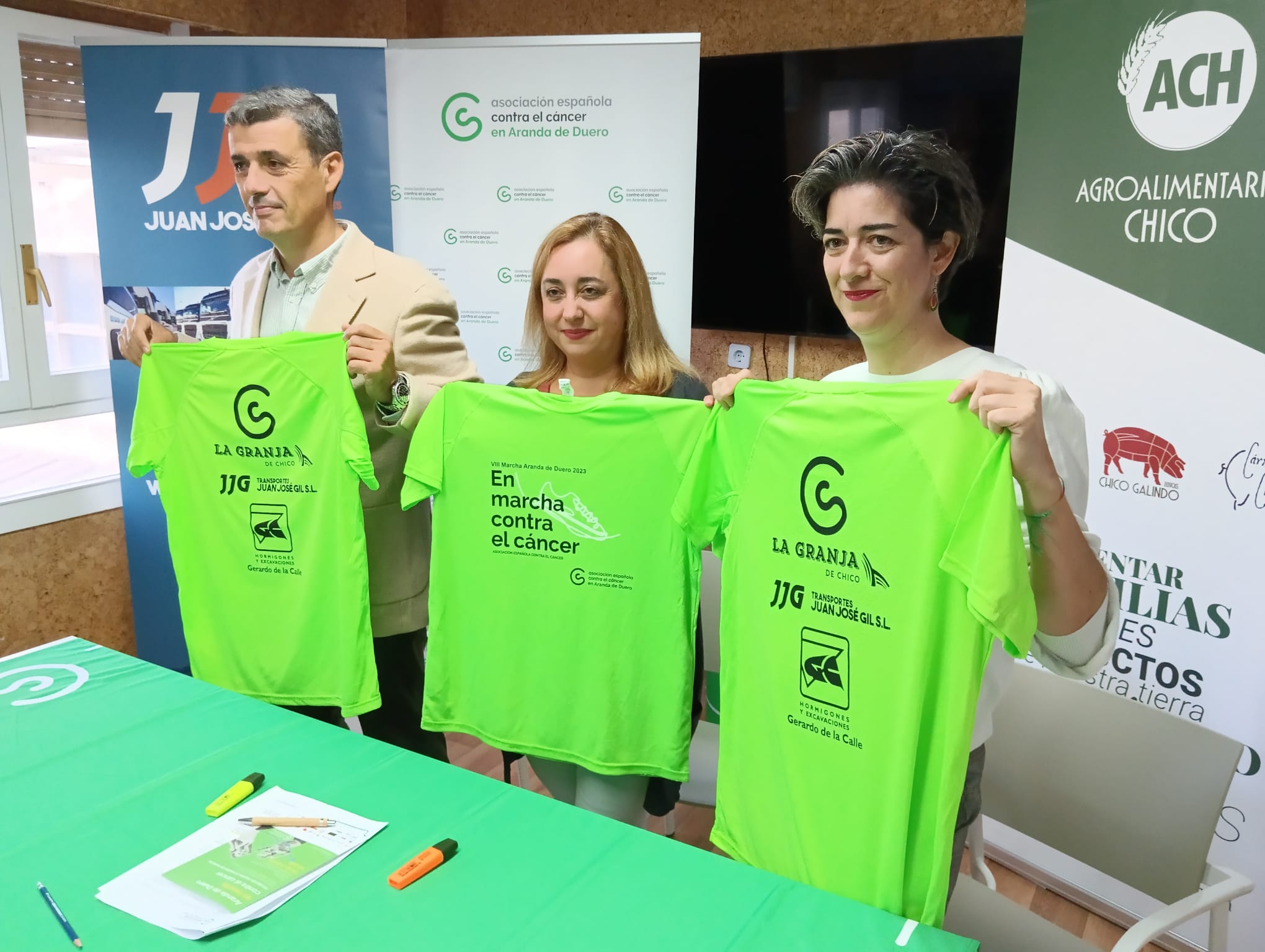 La organización ha encargado 2.500 camisetas como éstas