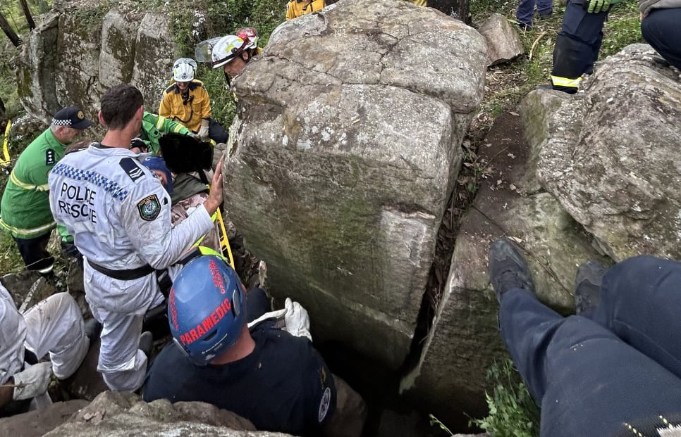 El equipo de rescate trata de salvar a la mujer atrapada.