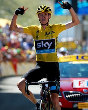 Chris Froome celebra su victoria en la meta de La Pierre-Saint-Martin.