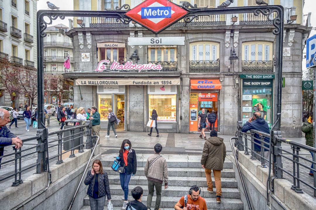 Una joven entra en el Metro de la Estación Sol con mascarilla y guantes como medida de protección frente al Coronavirus tras el aumento de casos en la Comunidad en las últimas horas, en Madrid.