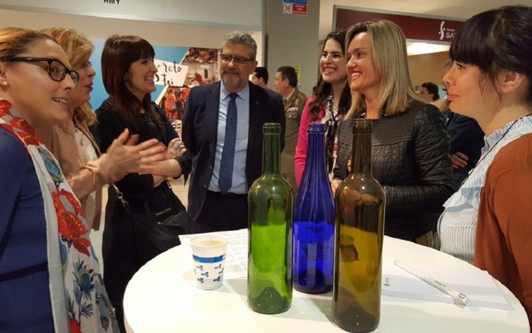 La consejera de Universidad, Pilar Alegría, y el rector de la Universidad de Zaragoza, José Antonio Mayoral, han inaugurado la Feria de Empleo de Unizar