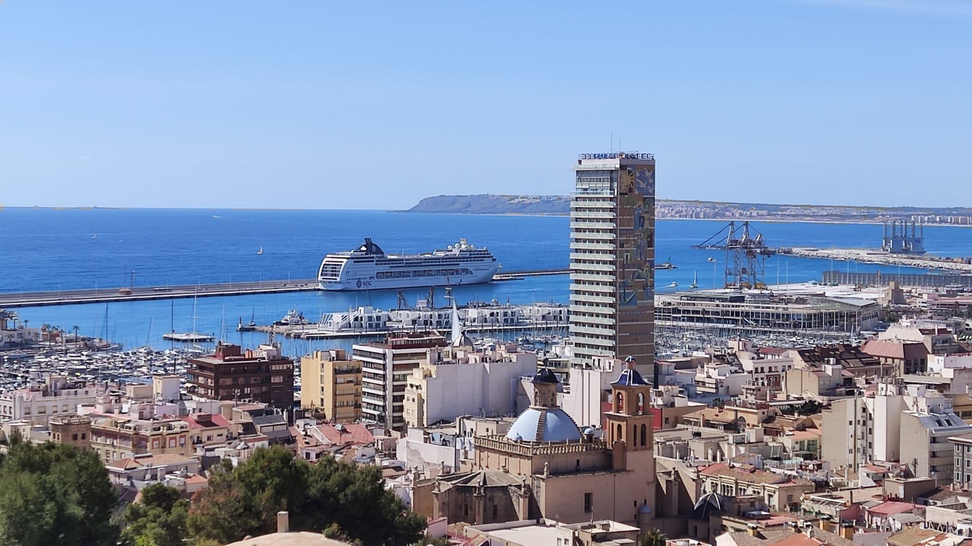 El crucero MSC Lírica atracado en el puerto de Alicante