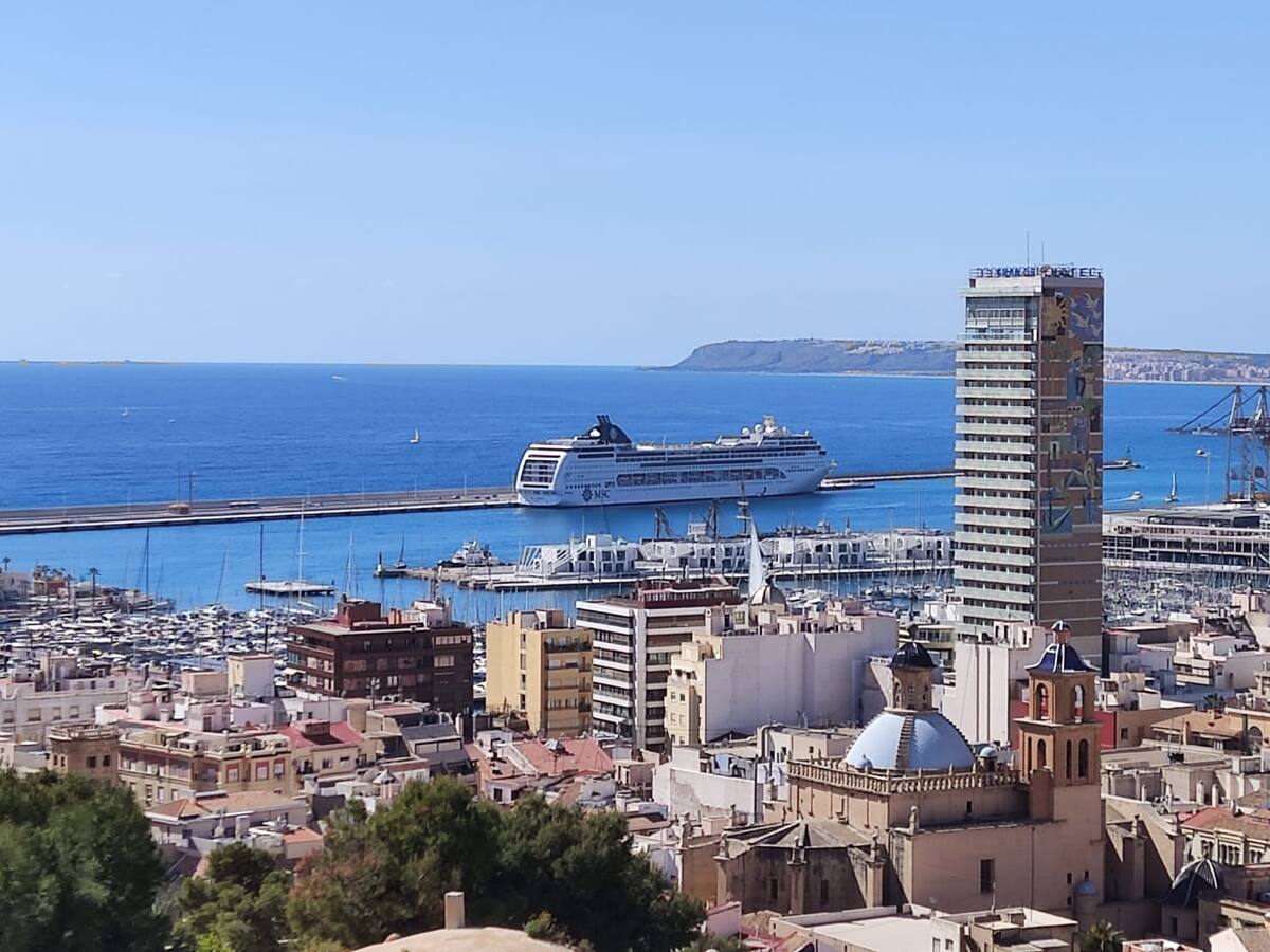 El crucero MSC Lírica parte esta noche de Alicante después de dejar más de 500.000 euros en la ciudad