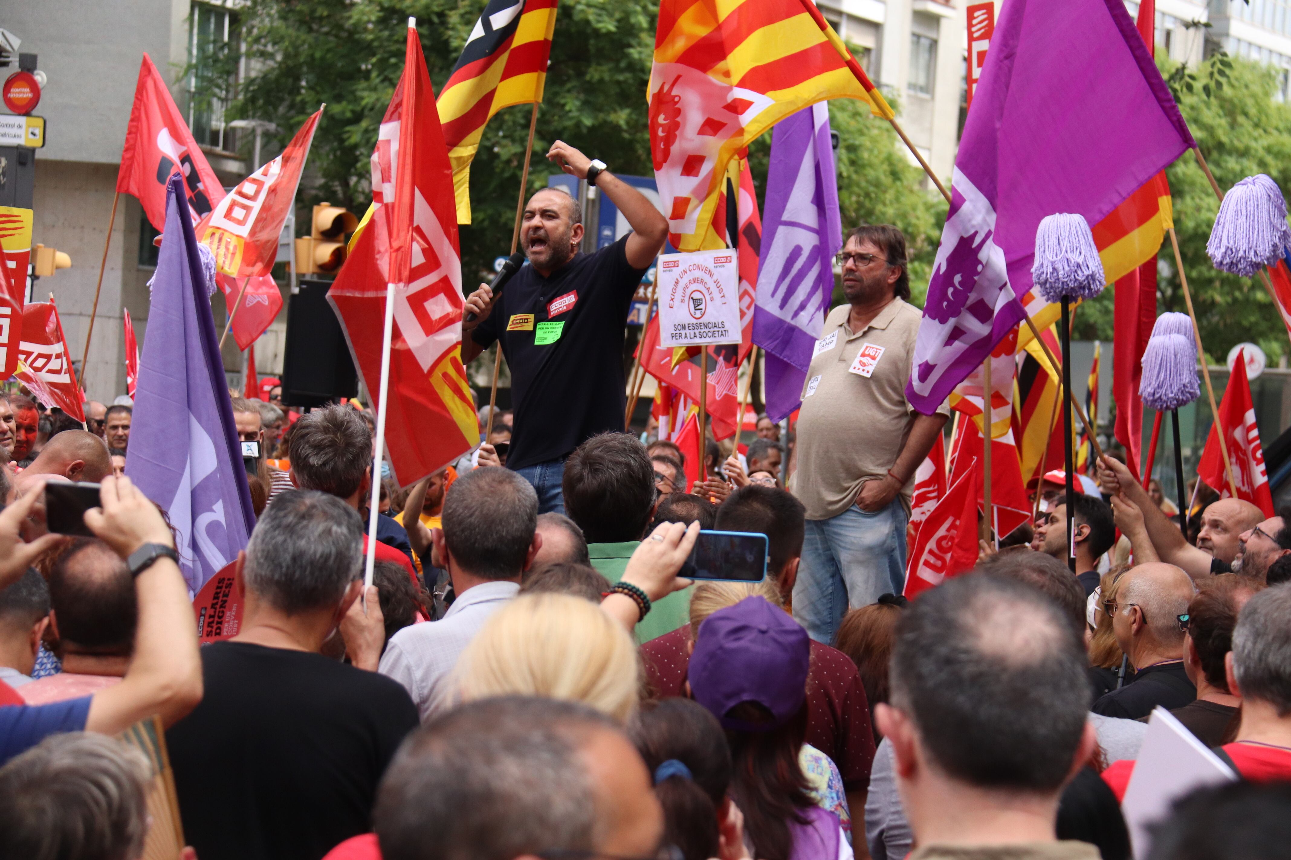 Javier Pacheco i Camil Ros, secretaris generals de CCOO i UGT, durant una concentració de sindicalistes a les portes de la patronal Foment del Treball per reclamar increments salarials