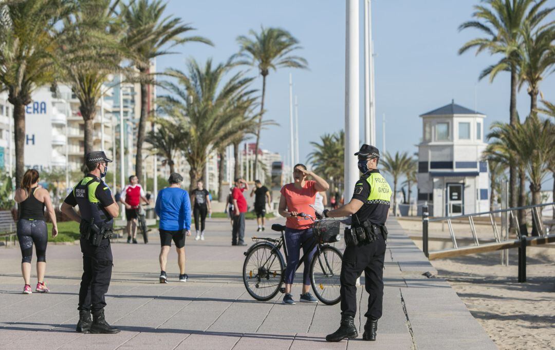 Policía Local de Gandia realizando controles a la ciudadanía