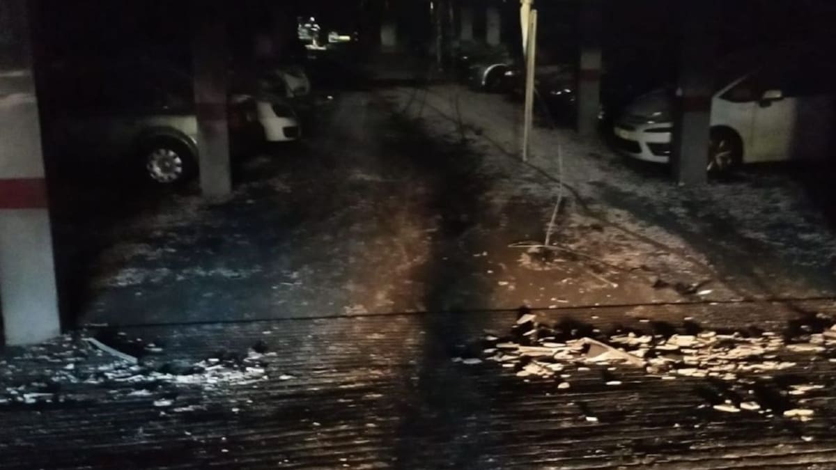 Bomberos y Policía Local desalojan a 52 familias por un incendio en un garaje en la calle Canigó de Cartagena