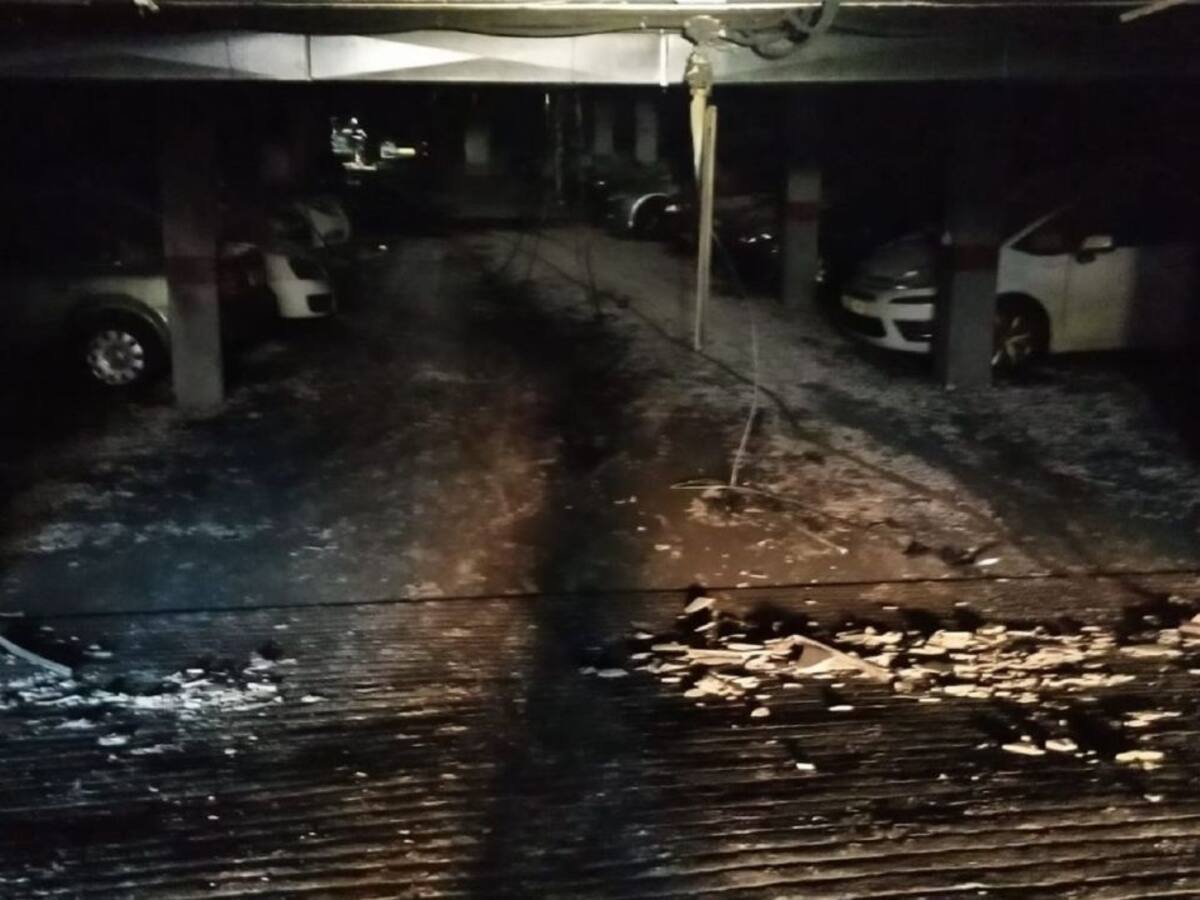 Bomberos y Policía Local desalojan a 52 familias por un incendio en un garaje en la calle Canigó de Cartagena