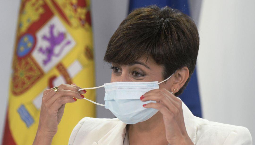 La ministra Portavoz y ministra de Política Territorial, Isabel Rodríguez, se quita la mascarilla para comparecer tras la celebración del Consejo de Ministros.