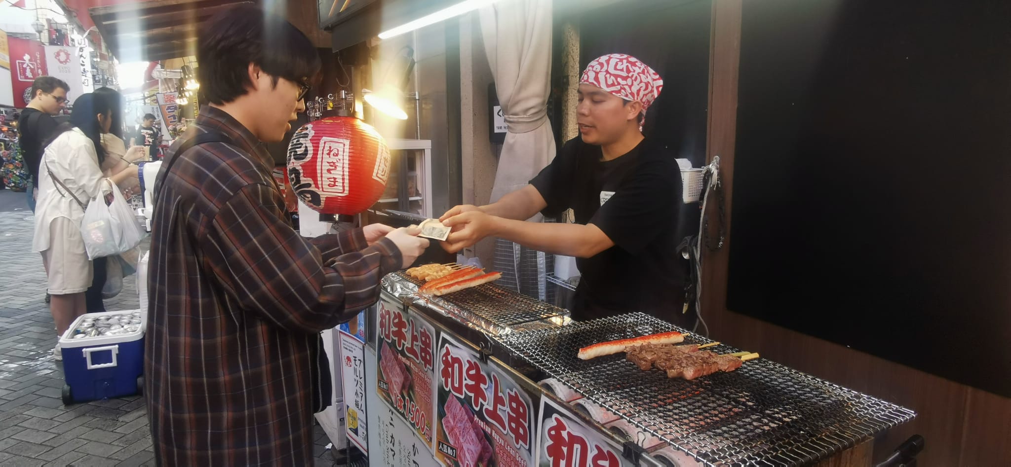 Puesto callejero de yakitori y surimi a la plancha en el barrio de Dotonbori (Osaka).