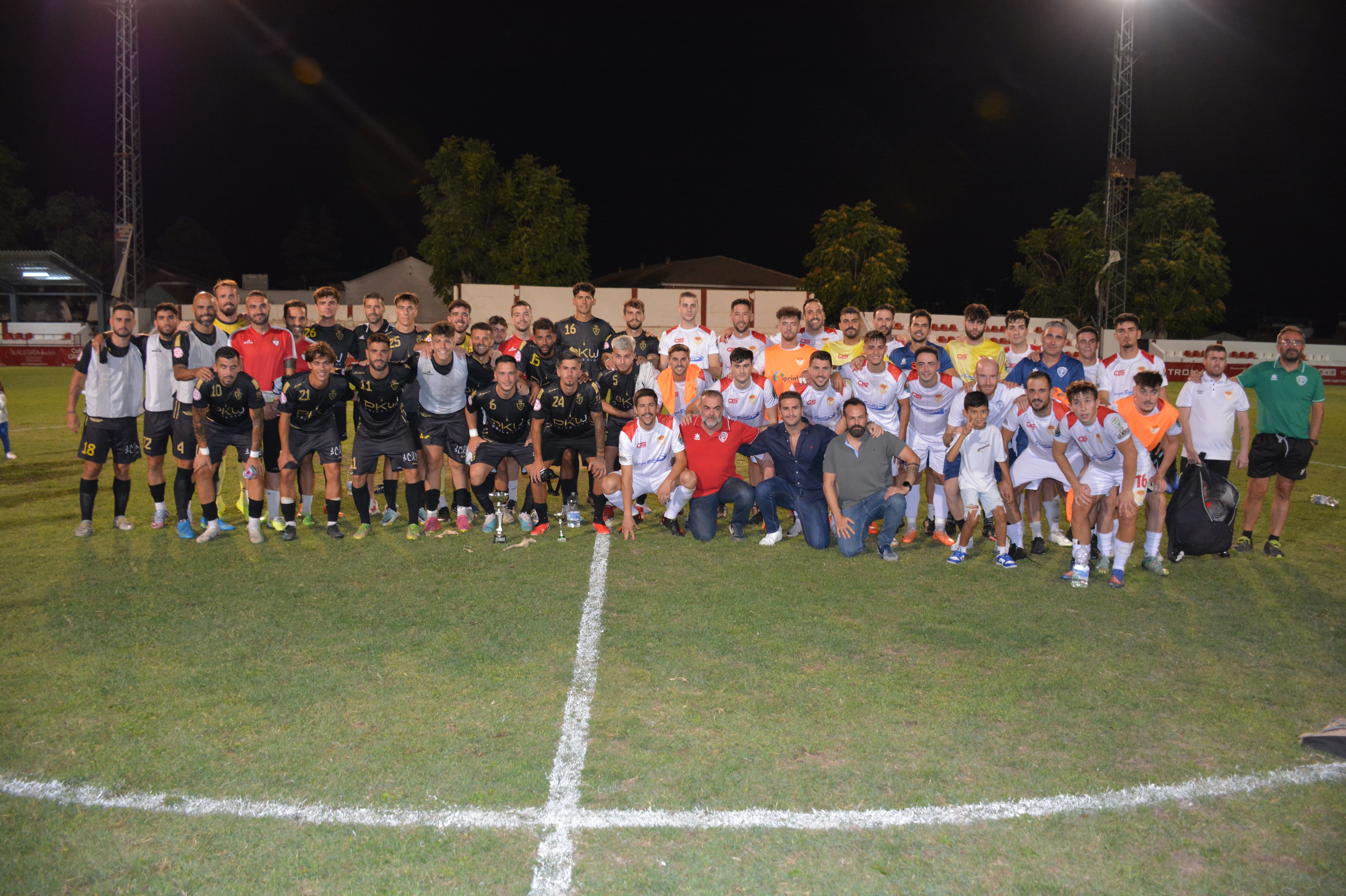 Tras el partido ambos equipos posaron junto al Trofeo conquistados por el Real Jaén en el Municipal marteño