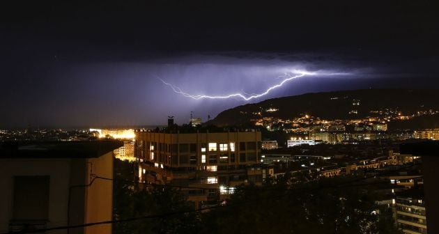 Un rayo cae sobre San Sebastián durante las tormentas que se han producido a lo largo de la tarde noche en la capital donostiarra.