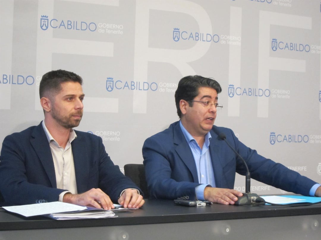 Javier Rodríguez Medina, consejero de transición ecológica (i) junto a Pedro Martín, presidente del Cabildo de Tenerife (d), tras la celebración del Pleno del Cabildo de Tenerife en el que se ha aprobado el apoyo para la construcción de la depuradora del Polígono de La Campana, en El Rosario