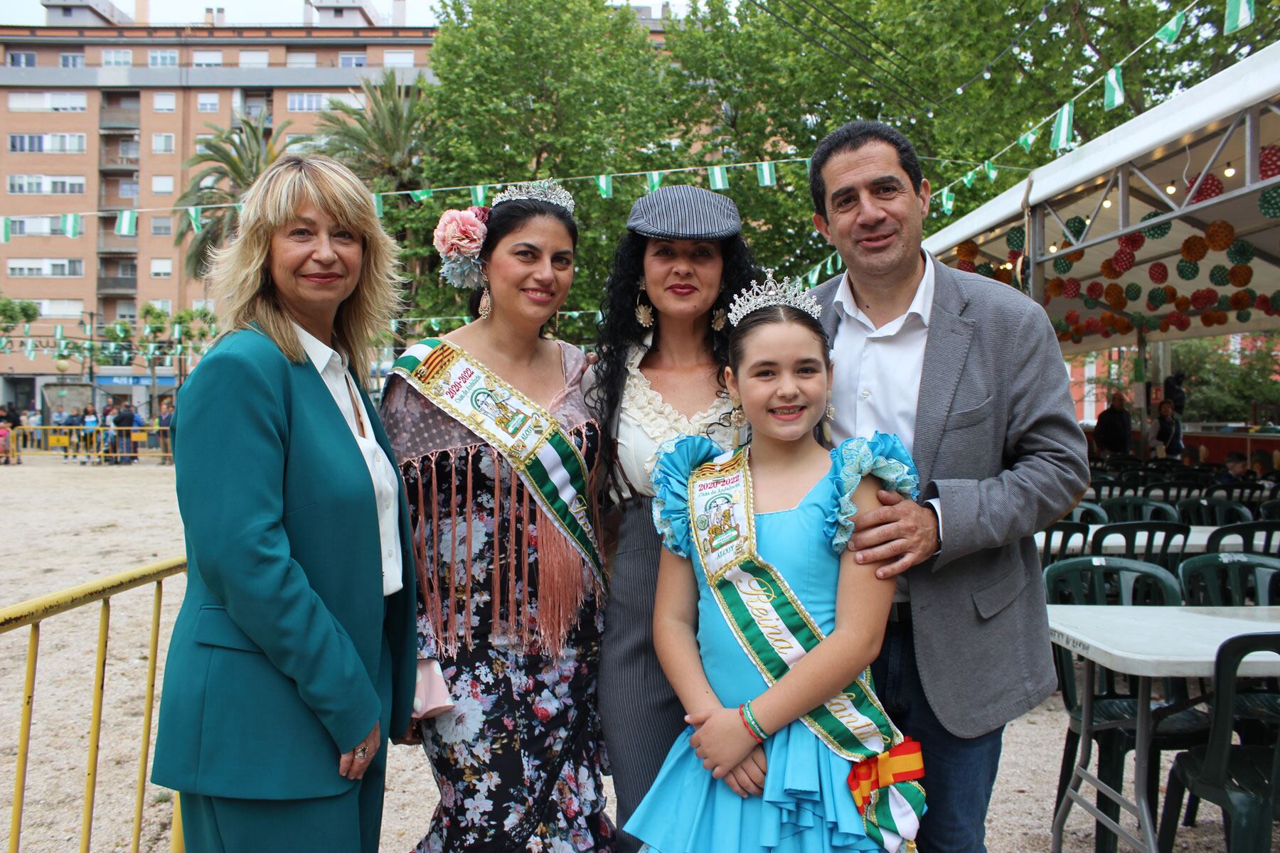 El alcalde de Alcoy, Toni Francés, y la concejal de Fiestas, Carol Ortiz, con la presidenta de la Casa de Andalucía, Celia Priego y las Reinas Mayor e Infantil, Anabel y Celia