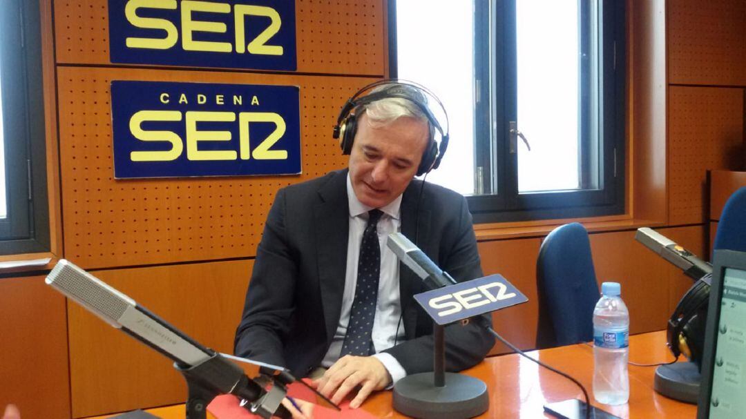 Jorge Azcón, alcalde de Zaragoza, en los estudios de Radio Zaragoza