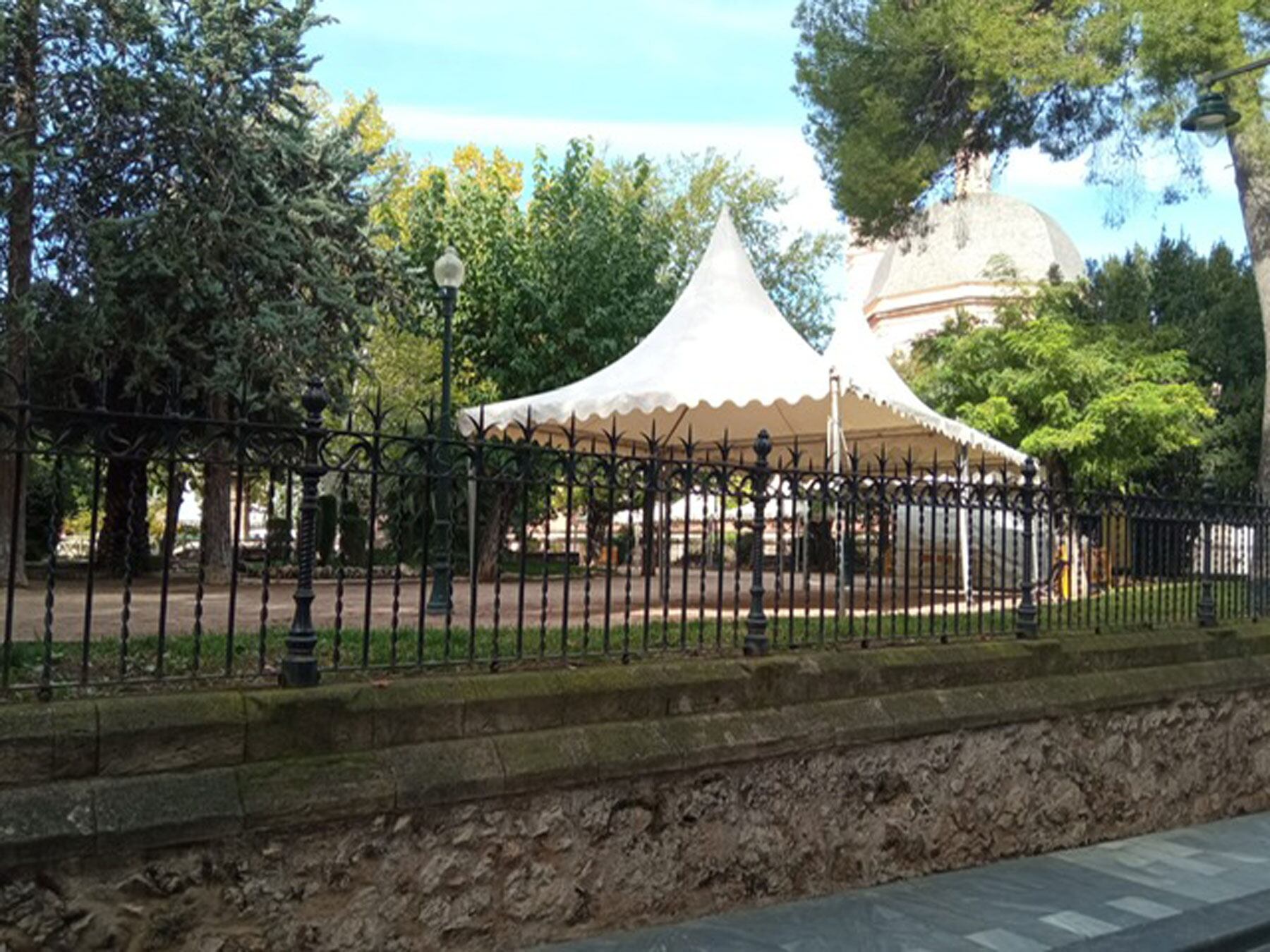 Imagen de la instalación de las primeras carpas en La Glorieta de cara al Mig Any